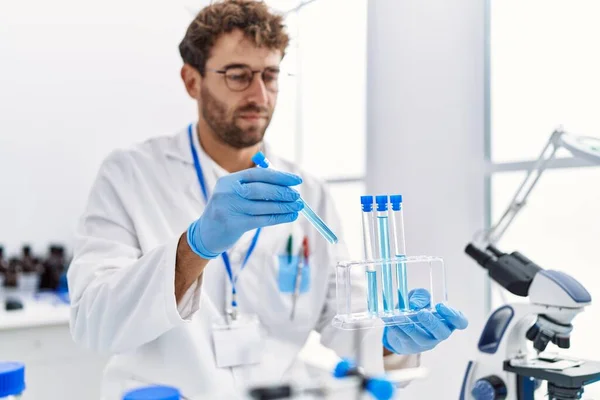 Jonge Spaanse Man Draagt Wetenschapper Uniform Werken Het Laboratorium — Stockfoto