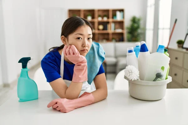 Ung Kinesisk Hemmafru Trött Lutar Sig Bordet Hemma — Stockfoto