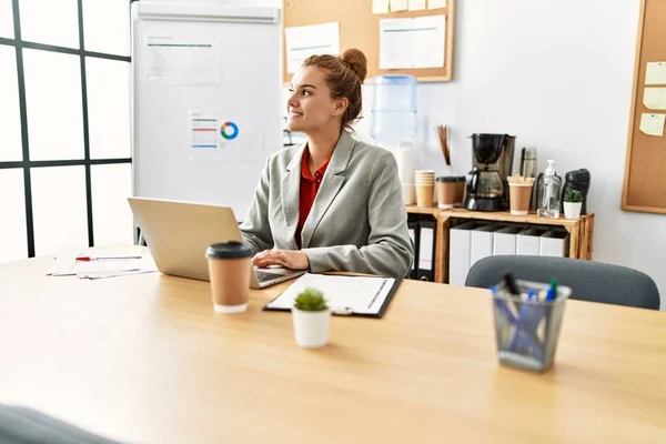 Young Woman Business Worker Using Laptop Working Office —  Fotos de Stock