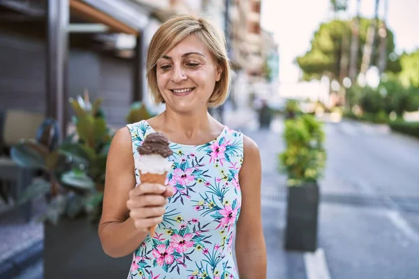 Edad Media Hermosa Mujer Sosteniendo Helado Parque —  Fotos de Stock