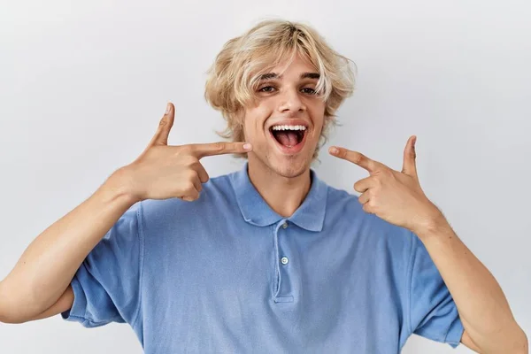 Joven Hombre Moderno Pie Sobre Fondo Aislado Sonriendo Alegre Mostrando — Foto de Stock