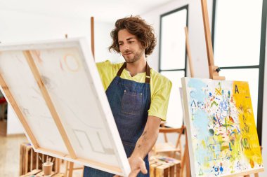 Genç İspanyol ressam, resim stüdyosunda tuvale yoğunlaşır..