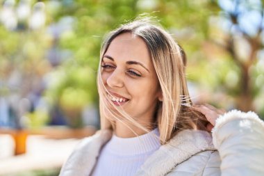 Parkta kendine güvenen genç bir kadın.