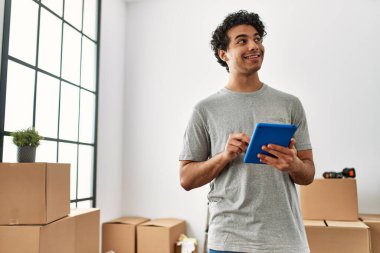 Yeni evine taşınmak için dokunmatik ped kullanan genç bir İspanyol..