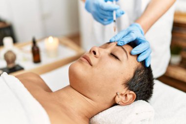 Genç İspanyol kadın güzellik merkezinde yaşlanma karşıtı tedavi görüyor.