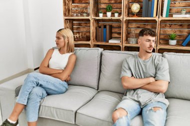 Genç beyaz çift evde mutlu gülümsüyor..