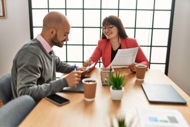 Ofiste çalışırken gülümseyen iki İspanyol iş adamı..