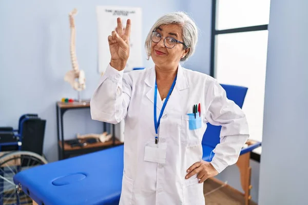 Middle Age Woman Grey Hair Working Pain Recovery Clinic Smiling — Stockfoto