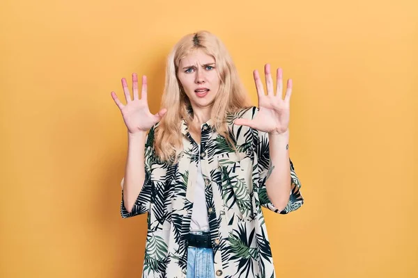 Beautiful Caucasian Woman Blond Hair Wearing Tropical Shirt Afraid Terrified — Stock Photo, Image