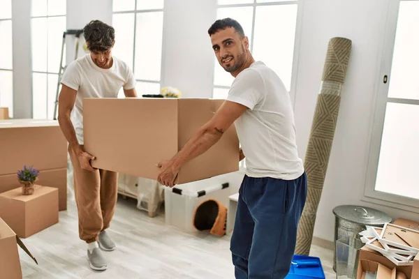 Dos Hombres Hispanos Pareja Sonriendo Confiados Sosteniendo Caja Cartón Nuevo — Foto de Stock