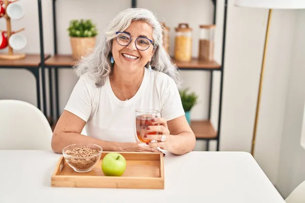Orta Yaşlı Bir Kadın Evde Kahvaltı Yaparken Kendinden Emin Gülümsüyor — Stok fotoğraf