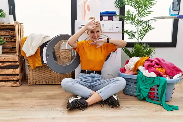 Jonge Blonde Vrouw Doet Zittend Bij Wasmachine Lachend Vrolijk Kijkend — Stockfoto