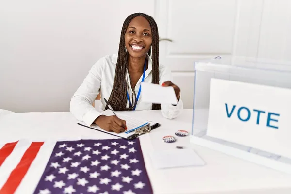 Молодий Афроамериканець Працівник Політичної Партії Проводить Голосування Виборчому Коледжі — стокове фото