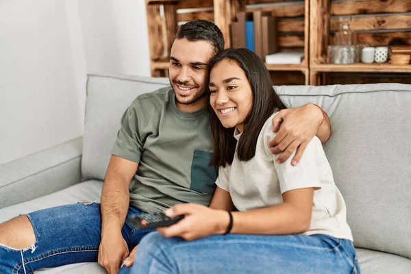 Jong Latijn Paar Glimlachen Gelukkig Kijken Thuis — Stockfoto