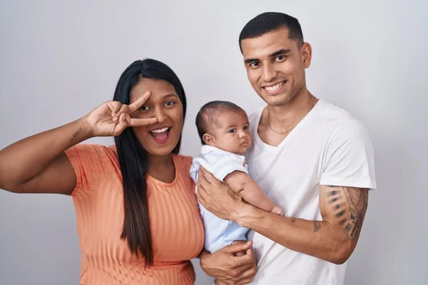 Junges Hispanisches Paar Mit Baby Das Zusammen Vor Isoliertem Hintergrund — Stockfoto