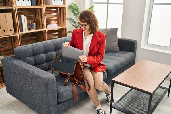 Young Caucasian Woman Psychologist Holding Laptop Briefcase Psychology Center — Foto de Stock