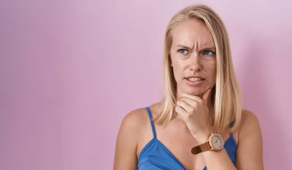 Mujer Caucásica Joven Pie Sobre Fondo Rosa Pensando Preocupado Por — Foto de Stock