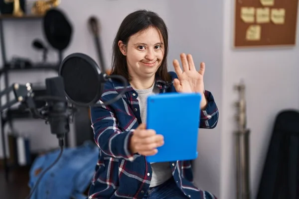 Junge Frau Mit Syndrom Musiker Lächelt Zuversichtlich Bei Videoanruf Musikstudio — Stockfoto