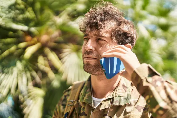 Jovem Soldado Exército Falando Smartphone Parque — Fotografia de Stock