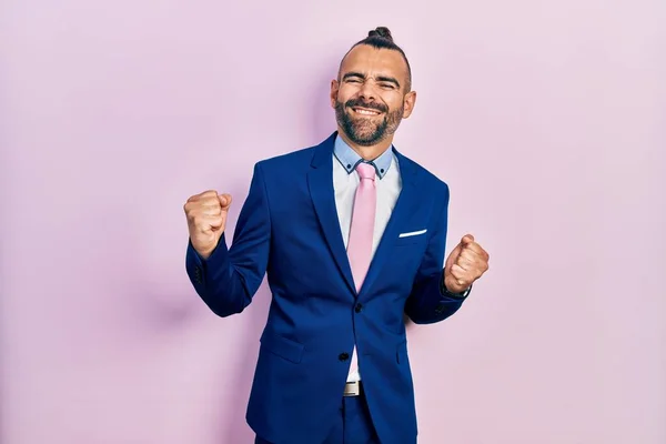 Joven Hombre Hispano Vistiendo Traje Negocios Corbata Muy Feliz Emocionado —  Fotos de Stock