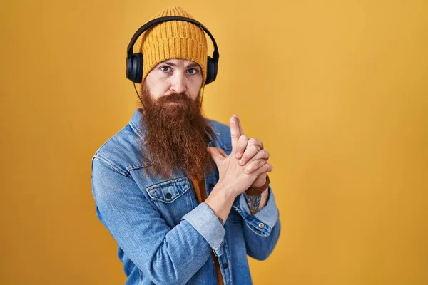 Caucasian Man Long Beard Listening Music Using Headphones Holding Symbolic — Stockfoto