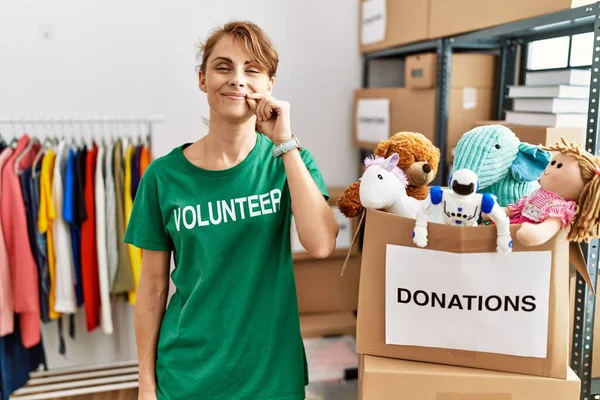 Beautiful Caucasian Woman Wearing Volunteer Shirt Donations Stand Mouth Lips — Fotografia de Stock