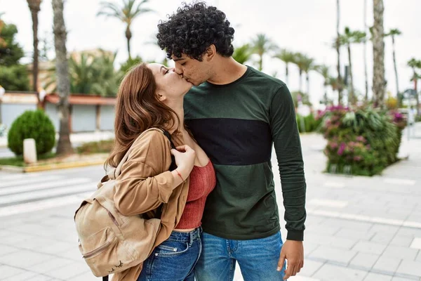 Junges Exotisches Paar Küsst Und Umarmt Sich Stehend Der Stadt — Stockfoto