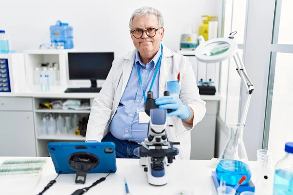 Homem Cabelos Grisalhos Meia Idade Usando Uniforme Cientista Usando Microscópio — Fotografia de Stock