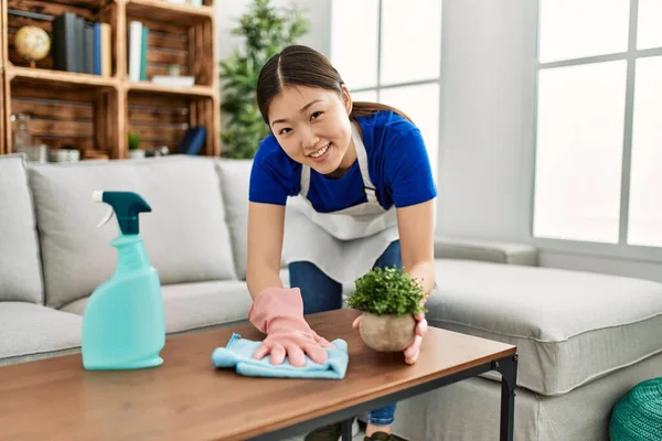 Ung Kinesisk Hemmafru Rengöringsbord Med Diffusor Och Trasa Hemma — Stockfoto