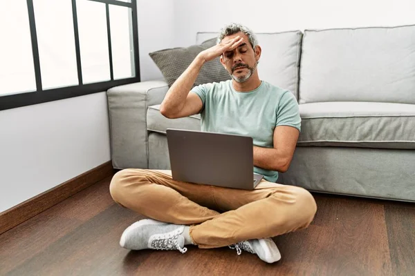 Orta Yaşlı Spanyol Bir Adam Oturma Odasında Dizüstü Bilgisayar Kullanıyor — Stok fotoğraf