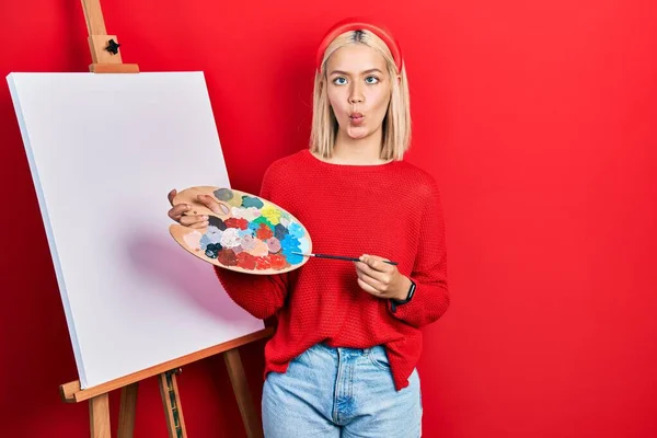 Beautiful Blonde Woman Standing Drawing Palette Painter Easel Stand Making — ストック写真