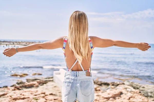 Jovem Loira Visão Traseira Respirando Com Braços Abertos Praia — Fotografia de Stock