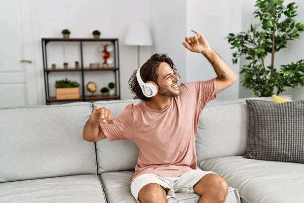 Joven Hispano Escuchando Música Bailando Sentado Sofá Casa — Foto de Stock