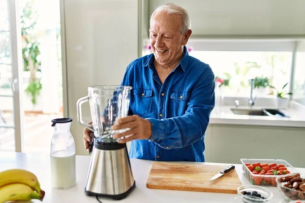 Hombre Mayor Sonriendo Confiado Usando Licuadora Cocina —  Fotos de Stock