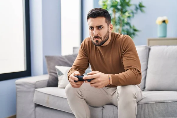 Ung Latinamerikan Man Spelar Spel Sitter Soffan Hemma — Stockfoto