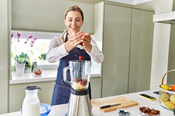 Genç Sarışın Kadın Mutfaktaki Blenderin Üzerine Kendinden Emin Bir Şekilde — Stok fotoğraf