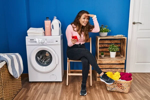 Mujer Hispana Joven Sentada Esperando Lavandería Usando Smartphone Muy Feliz —  Fotos de Stock