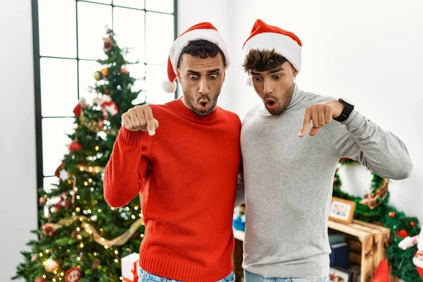 Young Gay Couple Standing Christmas Tree Wearing Hat Pointing Fingers — ストック写真