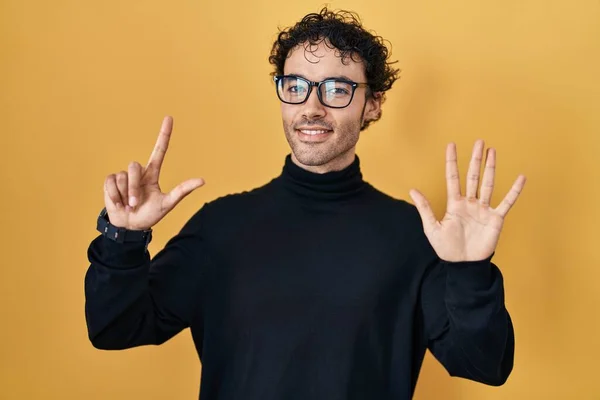 Hispanic Man Standing Yellow Background Showing Pointing Fingers Number Seven — Stock Photo, Image