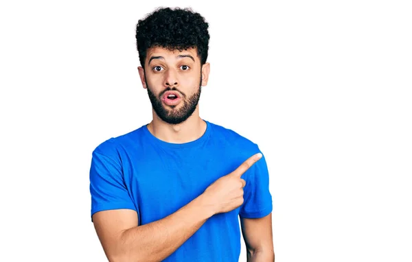 Fiatal Arab Férfi Szakáll Visel Alkalmi Kék Póló Meglepett Mutatva — Stock Fotó