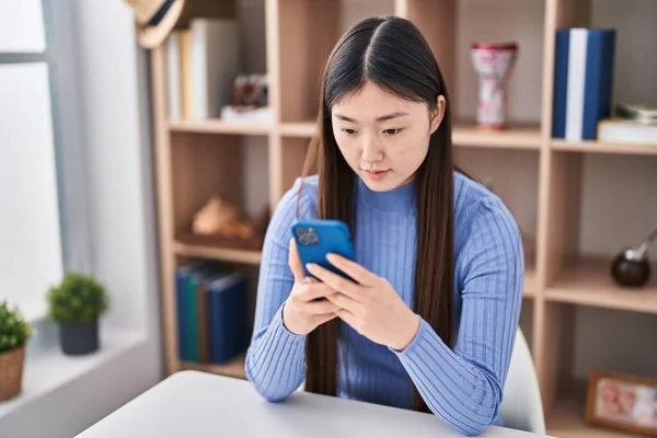 Mulher Chinesa Usando Smartphone Sentado Mesa Casa — Fotografia de Stock