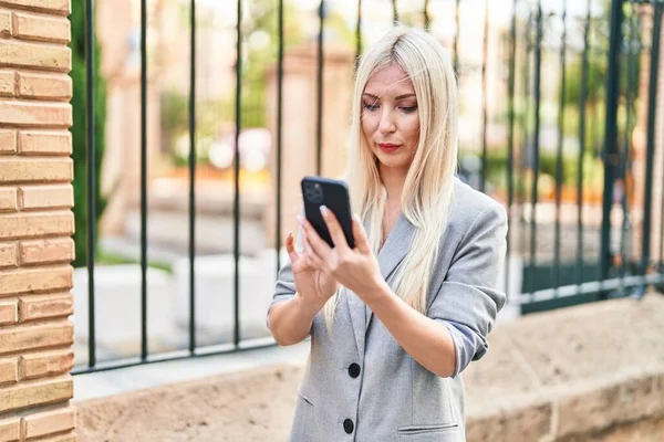 Junge Blonde Frau Nutzt Smartphone Auf Der Straße — Stockfoto