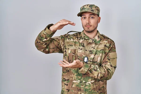 Joven Hispano Vestido Con Uniforme Del Ejército Camuflaje Haciendo Gestos — Foto de Stock