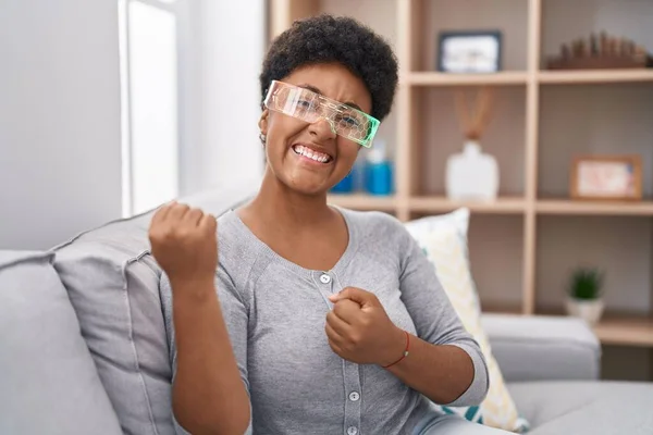 Jovem Afro Americana Vestindo Óculos Realidade Virtual Sentada Sofá Comemorando — Fotografia de Stock