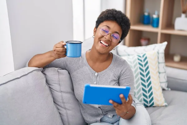African American Γυναίκα Χρησιμοποιώντας Touchpad Και Πίνοντας Καφέ Κάθεται Στον — Φωτογραφία Αρχείου
