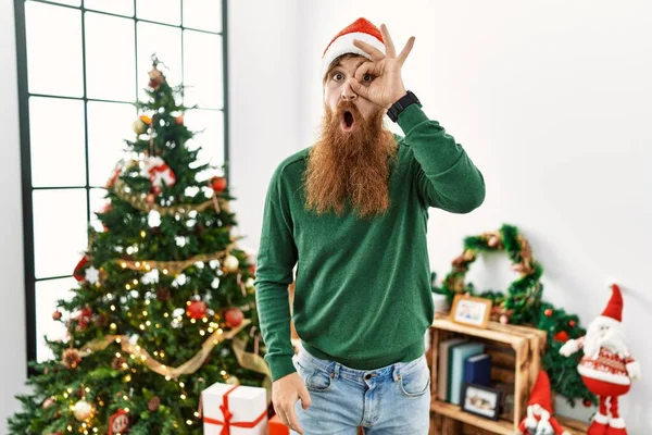 Redhead Man Long Beard Wearing Christmas Hat Christmas Tree Doing — Φωτογραφία Αρχείου