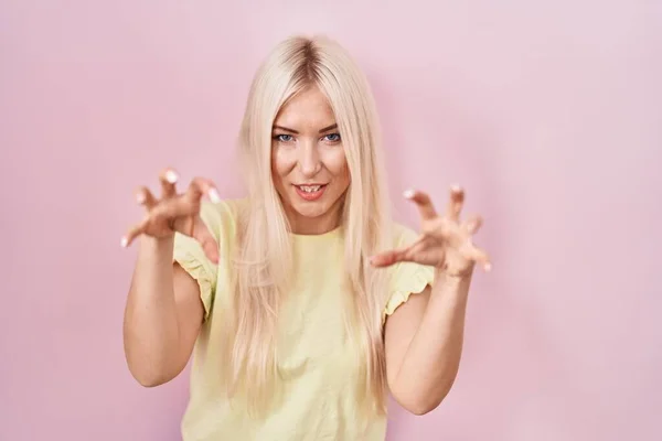 Caucasian Woman Standing Pink Background Smiling Funny Doing Claw Gesture — 스톡 사진