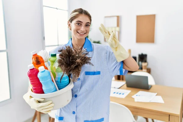 Giovane Donna Bionda Indossa Uniforme Più Pulita Tenendo Prodotti Pulizia — Foto Stock