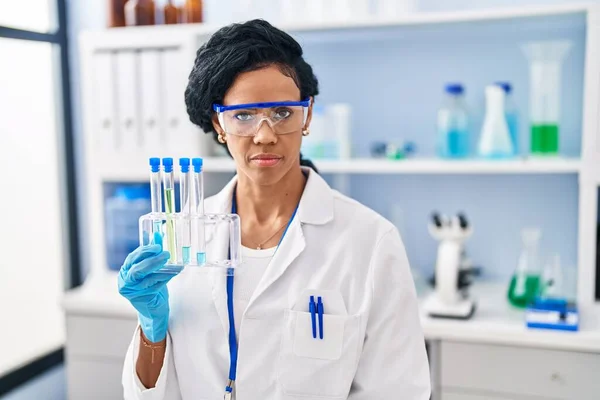 Mujer Hispana Mediana Edad Que Trabaja Laboratorio Científico Pensando Actitud —  Fotos de Stock