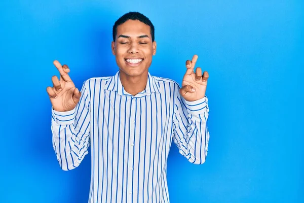 Mladý Afroameričan Neformálním Oblečení Ukazující Prstem Nadějí Zavřenýma Očima Usmál — Stock fotografie